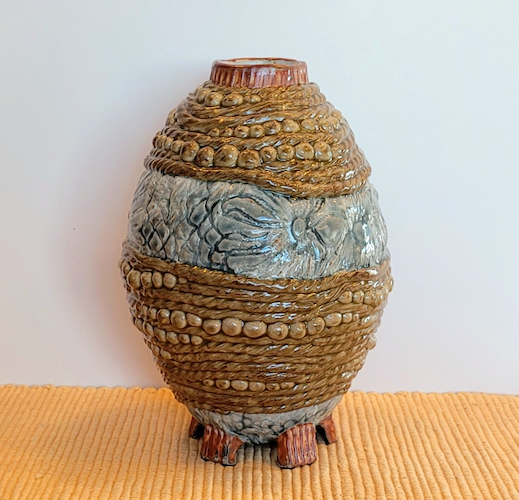Click to view detail for SL-357 Vessel Stoneware, 5-Footed Vessel Ropes & Pearls $155